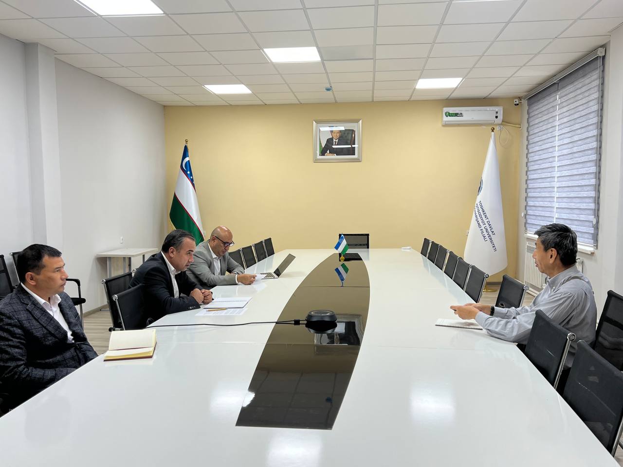 A meeting with Professor Kenichi Oxasha took place.