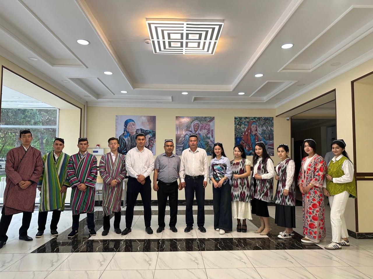 "Buxgalteriya hisobi va moliya" fakulteti talabalari o'rtasida  "Milliy liboslarimiz- milliy qadriyatlarimiz bezagi" shiori ostida milliy kiyimlar targ'iboti o'tkazildi. 