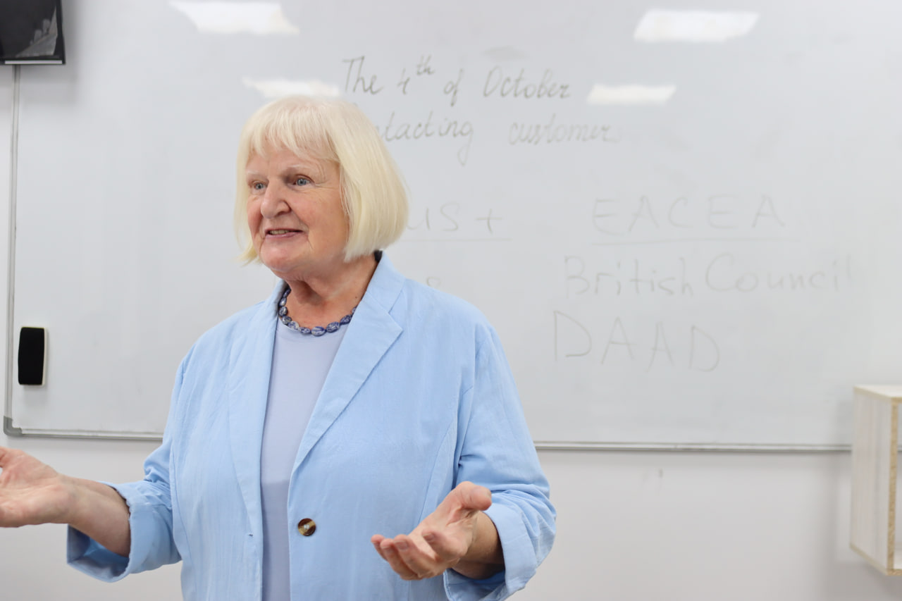 A FOREIGN EXPERT IS TAKING A LESSON